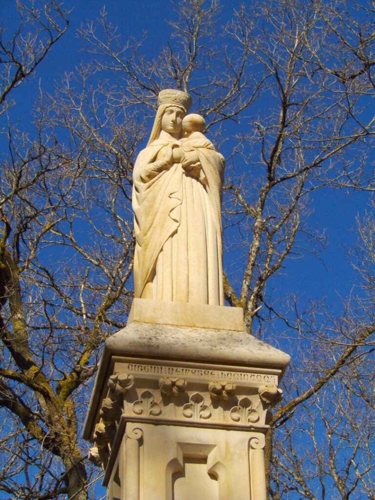 La statue de la Vierge posée sur le dolmen de la Pierre-qui-Vire a été nettoyée et a retrouvé sa blancheur.