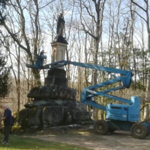 Le nettoyage de la statue de la Vierge de la Pierre-qui-Vire à l'aide d'une nacelle.