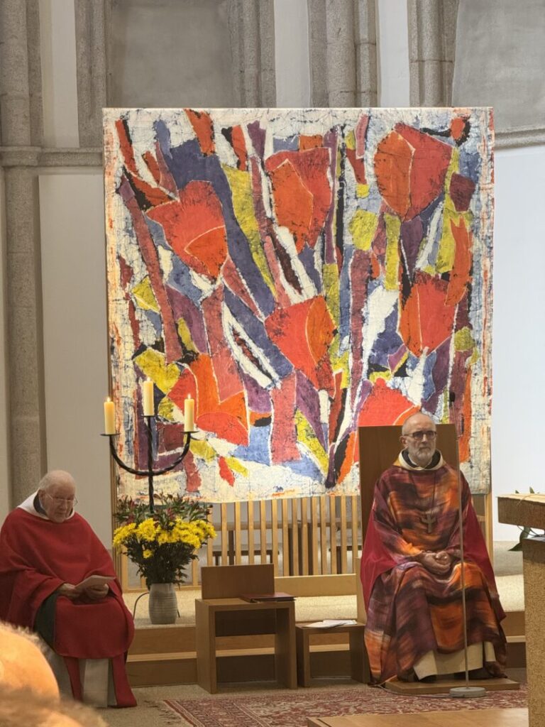 Le chœur de l'église de la Pierre-qui-Vire le jour de la Pentecôte, et le batik de Sr Beata.